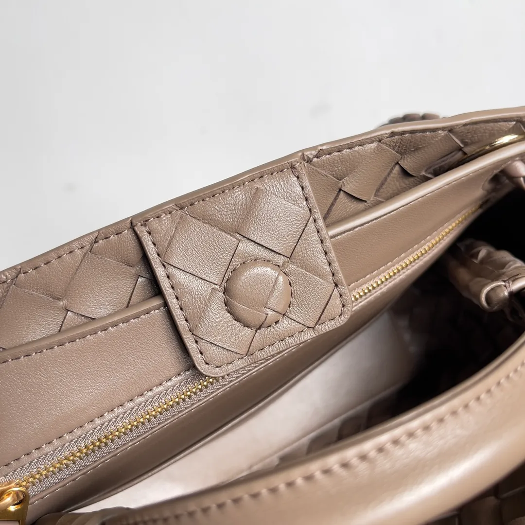 The 2023 new Andiamo batch of 1860 BV has been shipped‼ ️Really popular🔥The new Andiamo woven handbag launched by Bottega Veneta this season is really popular all over the world! ! Celebrities at home and abroad have worn it, and Oscar-winning actress Michelle Yeoh has taken it out on the street. Song Jia, Trai Yara, Yu Feihong, Sanji Ayaka, Rosie Hunting-Whiteley, Yoshioka Riho, etc. have all picked up this bag. It is classic and versatile, showing off its temperament, and the bag capacity is also large, which is very convenient for daily commuting! ! A variety of carrying methods, the shoulder straps can be adjusted by yourself, the original lambskin feels soft and delicate, and the neutral style is made to break gender boundaries and bring a more practical and longer-lasting use experience. Andiamo, which has both elegant and casual styles, perfectly interprets the true appearance of "fashionable old money style". Style number: 743568 Size: 25*22*10.5cm